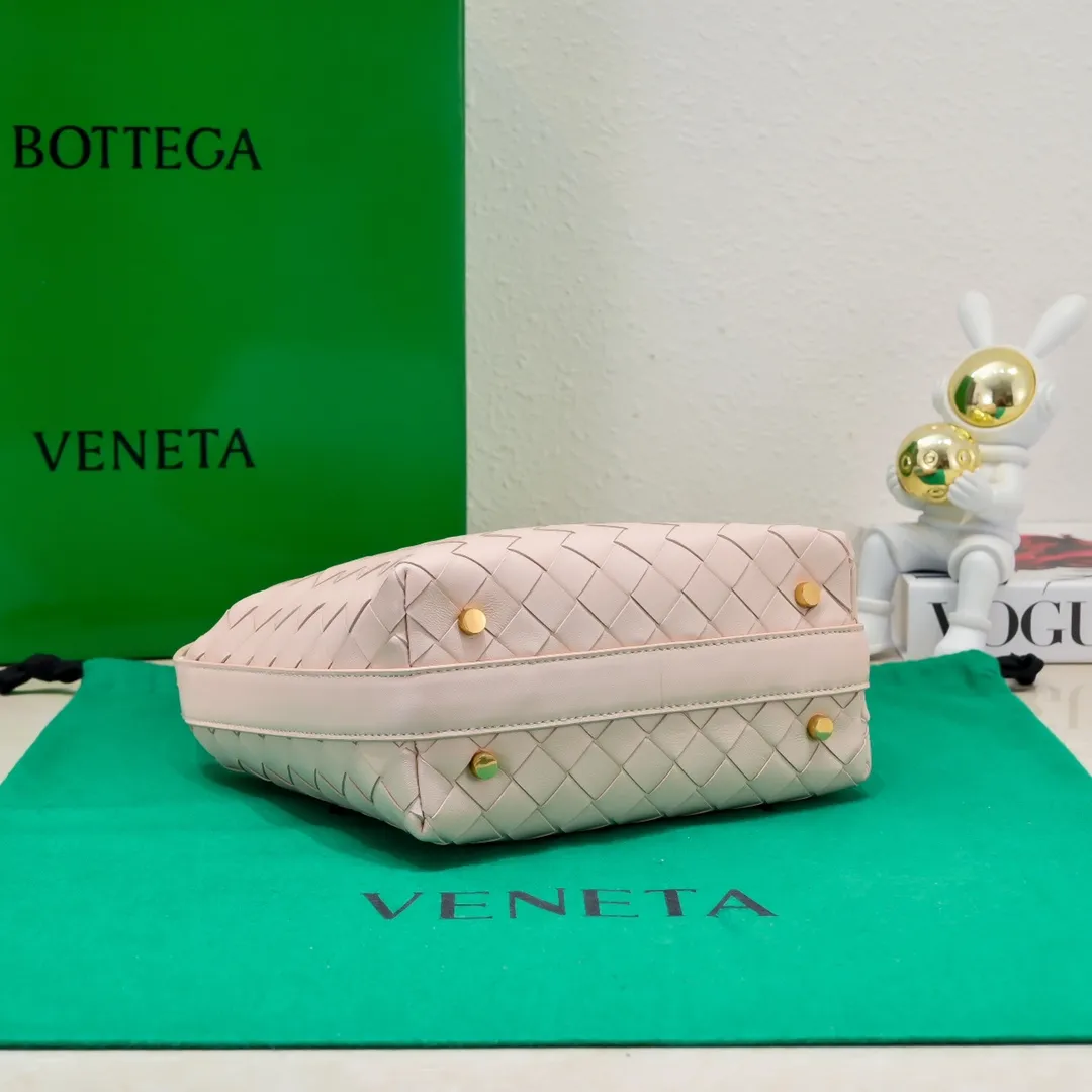 Batch 1360 #BvWallace Shoulder Lunch Bag 🔥 A lunch box bag that you can just grab and go. It is made of classic intrecciato weaving technology and reflects the craftsmanship of Bottega. The entire bag is made of top-grade happa lambskin. It is very soft and lightweight. The small bag shape is cute and exquisite. The interior capacity is also very large and can be carried under the arm. It is quite practical! The bottom of the bag is made of gold metal to prevent wear and tear. The details are really good! Choose this elegant commuting bag for Zaoba people~ Size: 22x13x9.5, model number; 7748#
